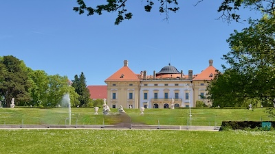 Blick von der Unteren Gartenterrasse auf Schloss Slavkov u Brna / Austerlitz.