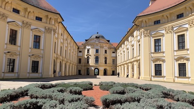 Ehrenhof von Schloss Slavkov u Brna / Austerlitz.