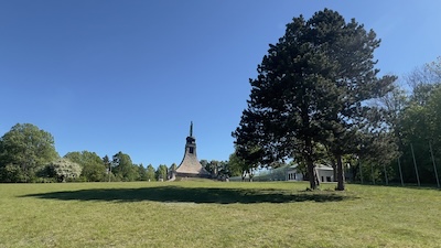 Wiese, Friedensdenkma, Museum auf dem Pratzen / Praceky kopec bei Slavkov u Brna