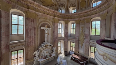 Innenraum der Schlosskapelle Heilig Kreuz im Schloss Slavkov u Brna / Austerlitz.