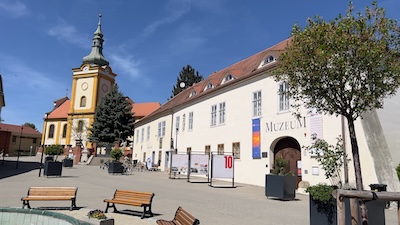 Hauptplatz von Šlapanice mit Kirche und Museum.