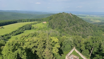 Blick von Burg Buchlov auf den Hügel der Barbara-Kapelle, Grabstätte der Schloss- und Burgbesitzer.