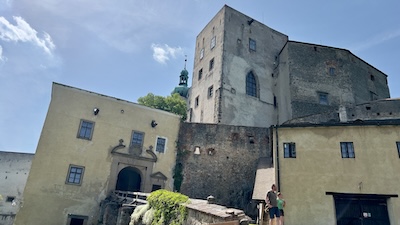 Aufgang zu Burg Buchlov mit dem Palas in der Mitte.