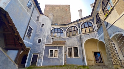 Der Arkadenhof von Burg Buchlov.