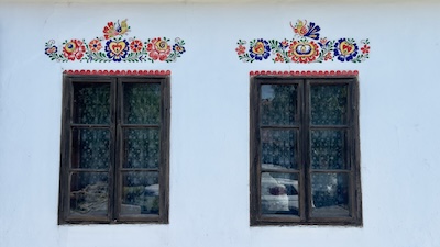 Floraler Schmuck an einem Haus in der Mährischen Slowakei.