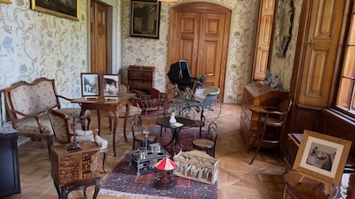Kinderzimmer mit Spielzeug der 1920er Jahre.