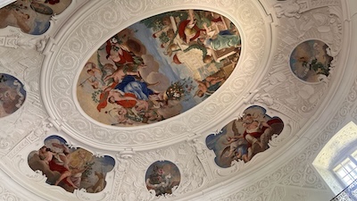 Deckenfresko und Stukkaturen im ovalen barocken Festsaal von Schloss Buchlovice.