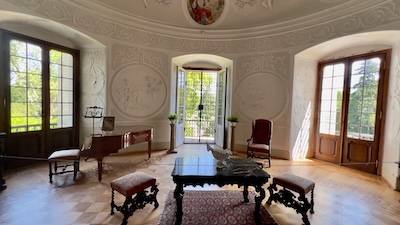 Fensterfront des Festsaals von Schloss Buchlovice mit Blick zum Garten. 
