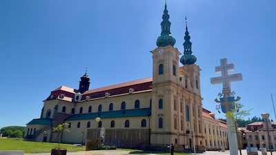 Basilika Mariä Himmelfahrt und St.Kyrill und Method in Velehrad, rechts Kreuz mit dem Päpstlichen Wappen.