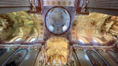 Blick aus den Kirchenschiffen der Basilika von Velehrad in die Barockkuppel. 