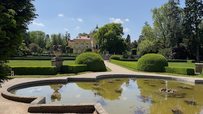 Wasserbecken im Gartenparterre von Schloss Buchlovice.
