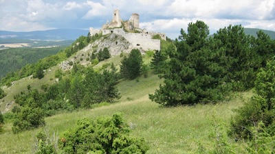 Blick auf die Burg Čachtice