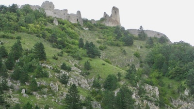 Der Westhang des Burghügels von Čachtice