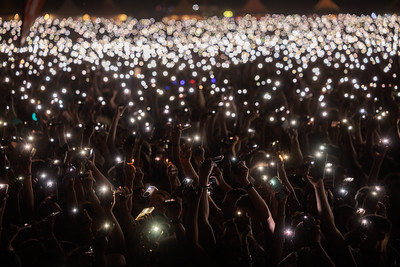 Lichtermeer mit Handys auf Donausinselfet