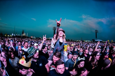 Menschenmenge am Nova Rock mit einer Person auf Schulteen einer anderen