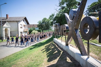 Logo Picture on Festival und im Hintergrund Menschenmenge