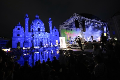 Beleuchtete Karlskirche mit Stage von Popfest Wien