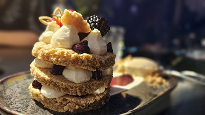 Tiramisu auf Linzer Art mit Brombeere und Eis.