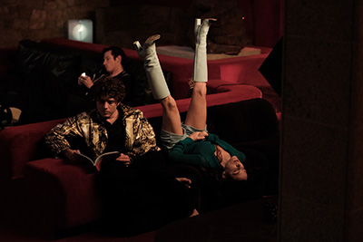 Callum Turner als Ed, Lukas Gage als Robert und Riley Keough als Anna fröhnen der ewigen Freizeit und den Lastern