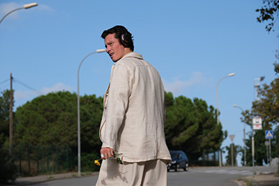 Callum Turner als Ed sucht auf den Straßen Spaniens nach Mitfahrgelegenheiten
