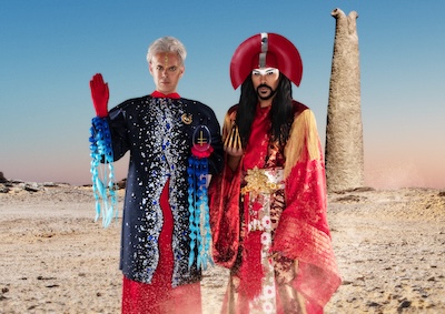 Empire of the Sun mit ihren extravaganten Outfits
