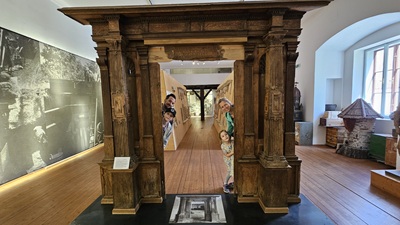 Familie im museumORTH schaut durch das alte Orther Portal.