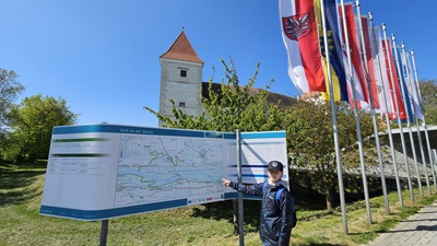 Bub vor Donau Auen Karte vor dem Schloss Orth