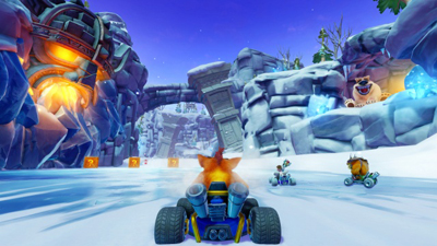 Crash Bandicoot fährt auf einer Schneestrecke
