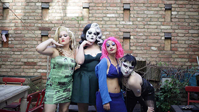 Gruppenfoto von vier Dragqueens von Dragsau Kollektiv