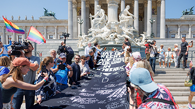 Pride-Banner vor dem Wiener Parlament