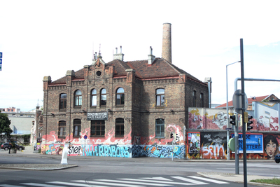 Ziegelhaus mit Graffiti unten