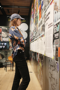 Frau in Ausstellung im Museum Wien betrachtet die Wand