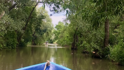 Zwei Boote begegnen einander am Bata-Kanal.