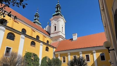 Blick aus dem Hof des Jesuitenkollegs in Uherské Hradiště zu den Türmen der Jesuitenkirche.
