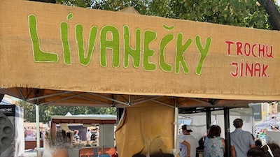 Aufschrift Lívanečky auf einem Markstand.