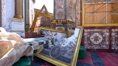 Teil des Bühnenbilds bei der Oper im Steinbruch mit einem zebrochenen Bild auf einer Stufe.