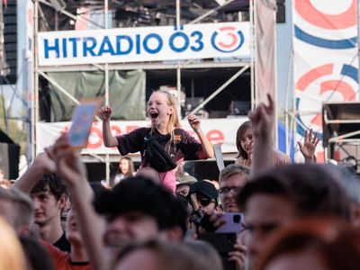 Jubelndes Kind in der Crowd vom Donauinselfest