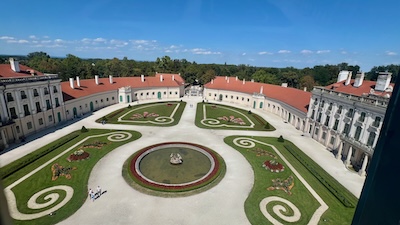 Schloss Esterháza in Fertőd, Ehrenhof