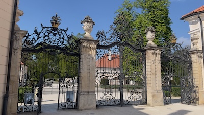 Das Schmiedeeisenportal am Eingang zu Schloss Esterháza in Fertőd.