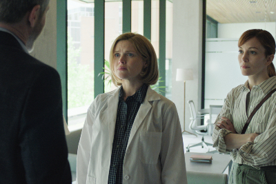 Dame mit blondem Bob in weißem Arztkittel, daneben rothaarige Dame, gespielt von Erin RIchards und Britt Lower in der neuen Coban-Miniserie I will find you