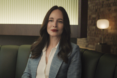 Madeleine Stowe sitzt in einer türkisen Sitzecke.