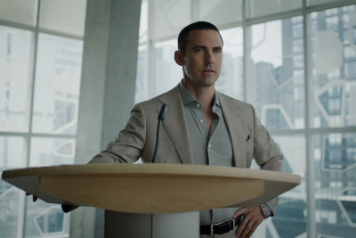 Mann mit kurzen, schwarzen Haaren steht vor einem Pult - Milo Ventimiglia als Hayden in der Serie I Will Find You