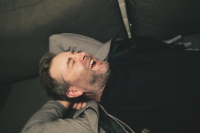 Josh. liegt, streckt sich und gähnt.