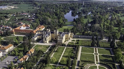 Luftaufnahme von Schloss und Park Lednice.