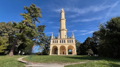 Schloss Eisgrub (Lednice): Das Minarett im Schlosspark, Staffagebau von 1804.