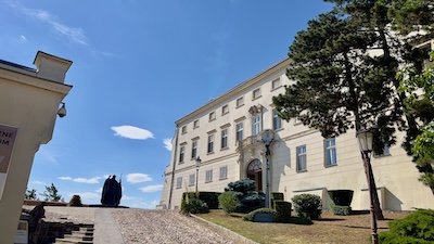 Das Bischofspalais (Biskupský palác) in Nitra mit dem Denkmal von Papst Johannes Paul II.