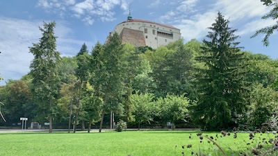 Die Bischofsburg von Nitra, vom Mestský park na Sihoti aus gesehen.