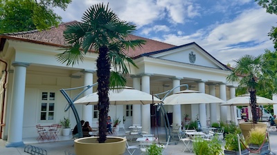 Das Alte Bischöfliche Gasthaus (Stary Biskupsky hostinec) im Stadtpark in der Au - Gastgarten und Sonnenschirme