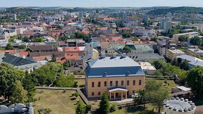 Blick auf Nitra. Im Vordergrund das Großpropstpalais.