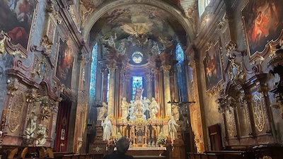 Blick zum Hauptaltar der Oberkirche der Neutraer Kathedrale.